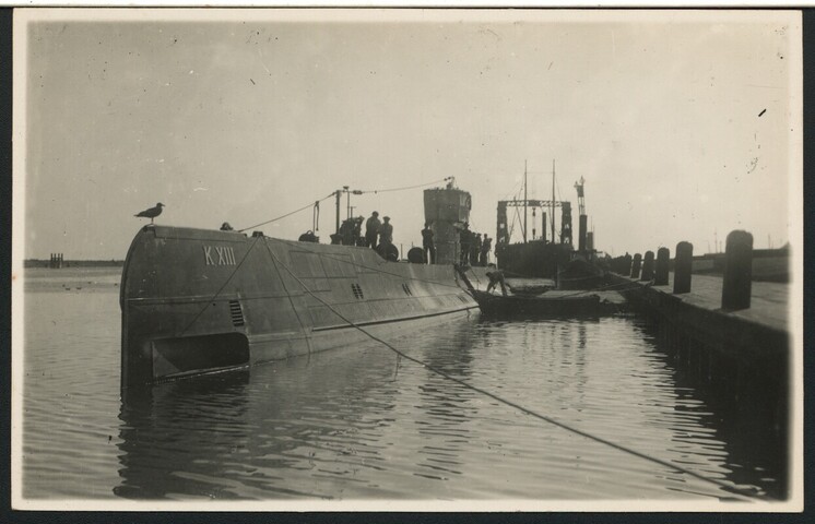 A.2867(01)002; De onderzeeboot Hr.Ms. 'K XIII' ligt afgemeerd aan de kade te Den Helder; prentbriefkaart