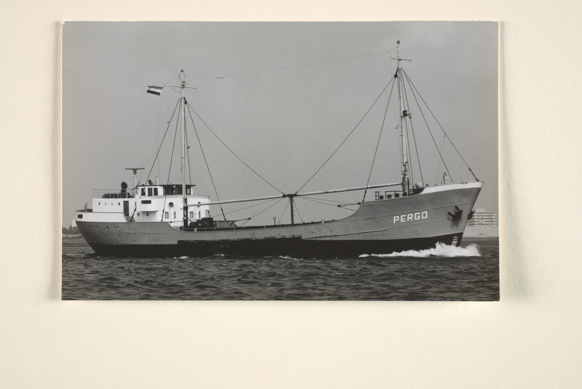 1996.2376; De coaster ms. 'Pergo' van G. de Vries uit Zwartsluis; foto
