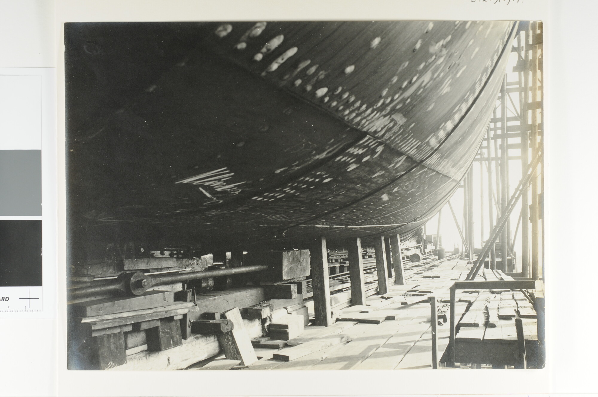 S.1239(02)14; Het mailschip ss. 'Jan Pieterszoon Coen' van de SMN in aanbouw bij de Nederlandsche Scheepsbouw Maatschappij in Amsterdam; foto
