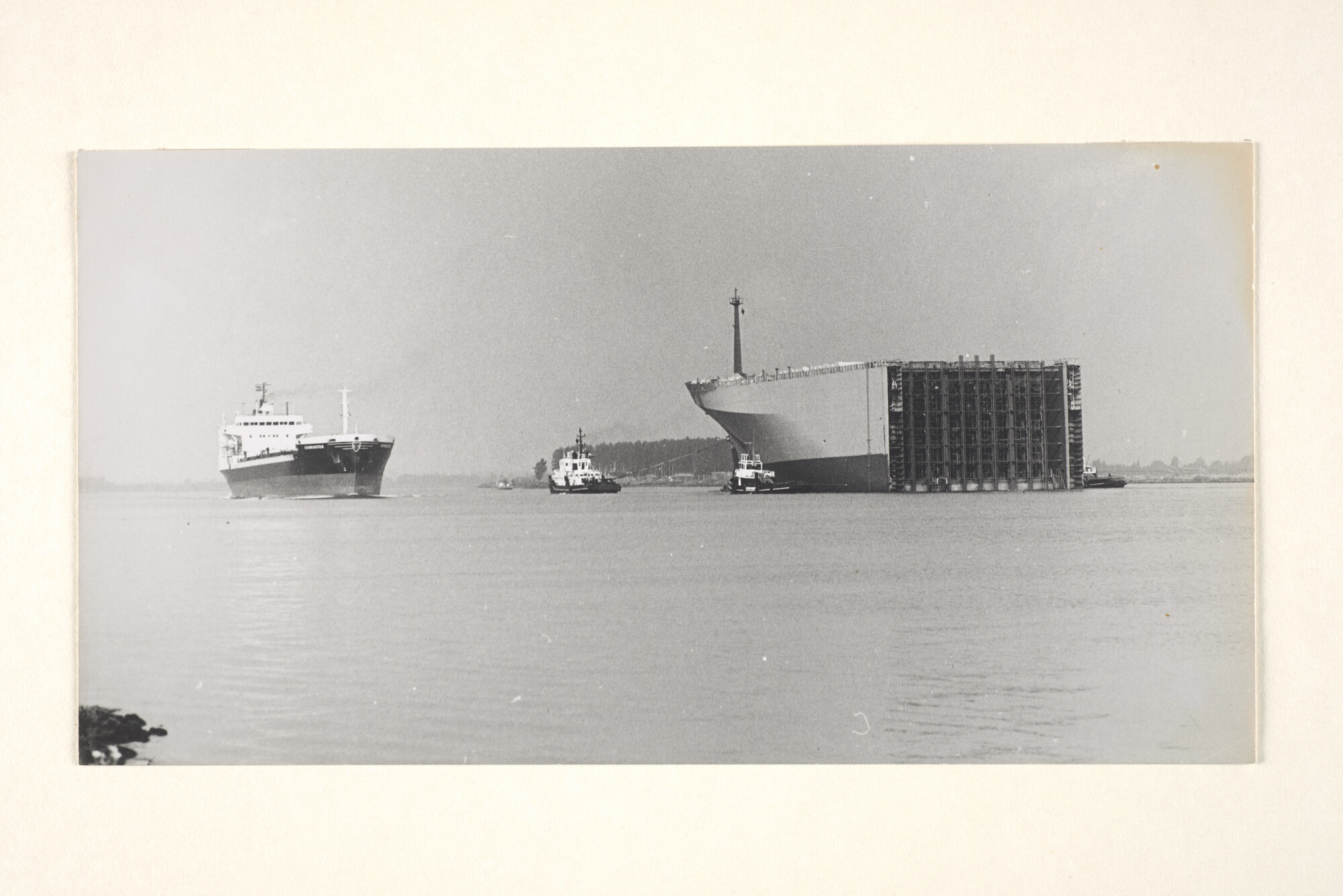 1996.4609; Vertrek van het voorschip van het containerschip 'Nedlloyd Houtman' naar de VDSM-werf in Rozenburg waar voor- en achterschip aan elkaar werden gezet [...]; foto