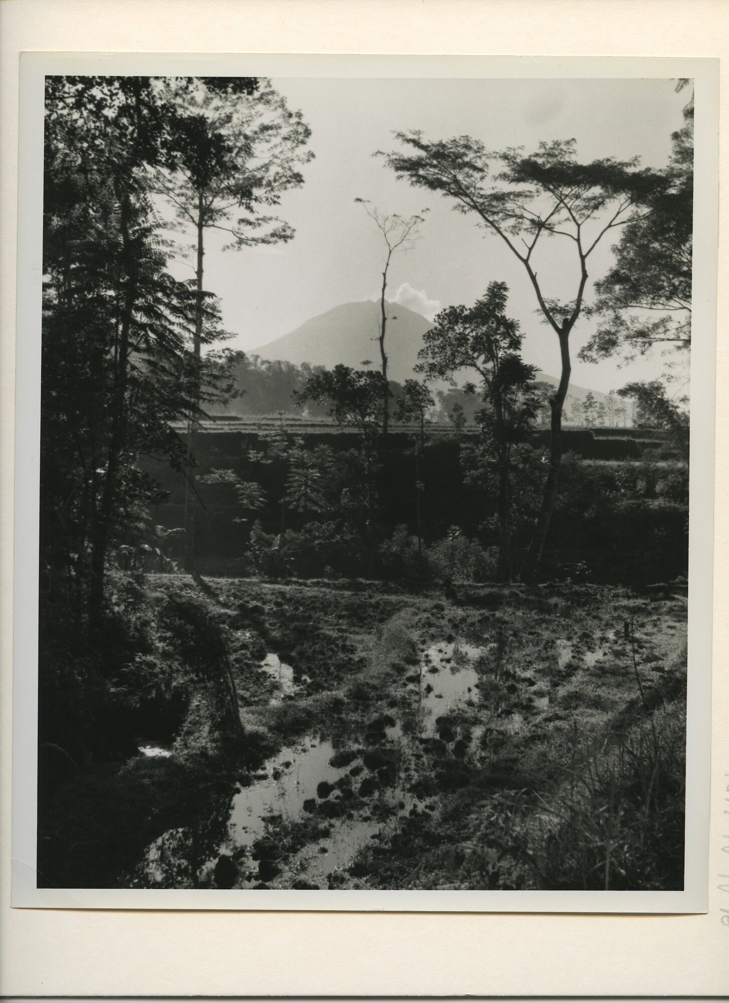 B.0227(0889)02; Landschapsfoto van het uitzicht op de vulkanen Sindoro en Soembing; foto