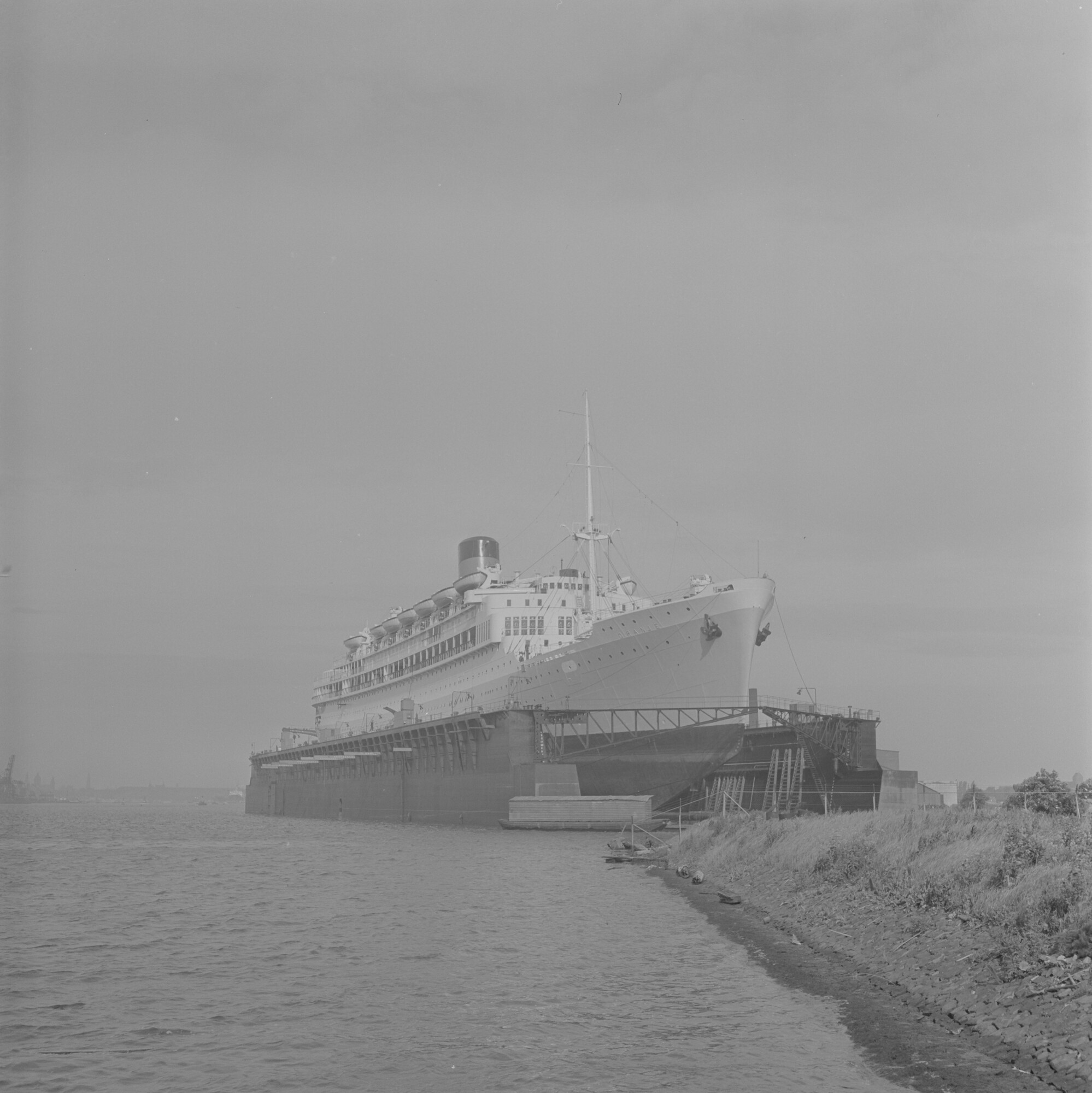 2015.1993; Negatief van ms. Oranje in het Hendrikdok van de ADM; negatief