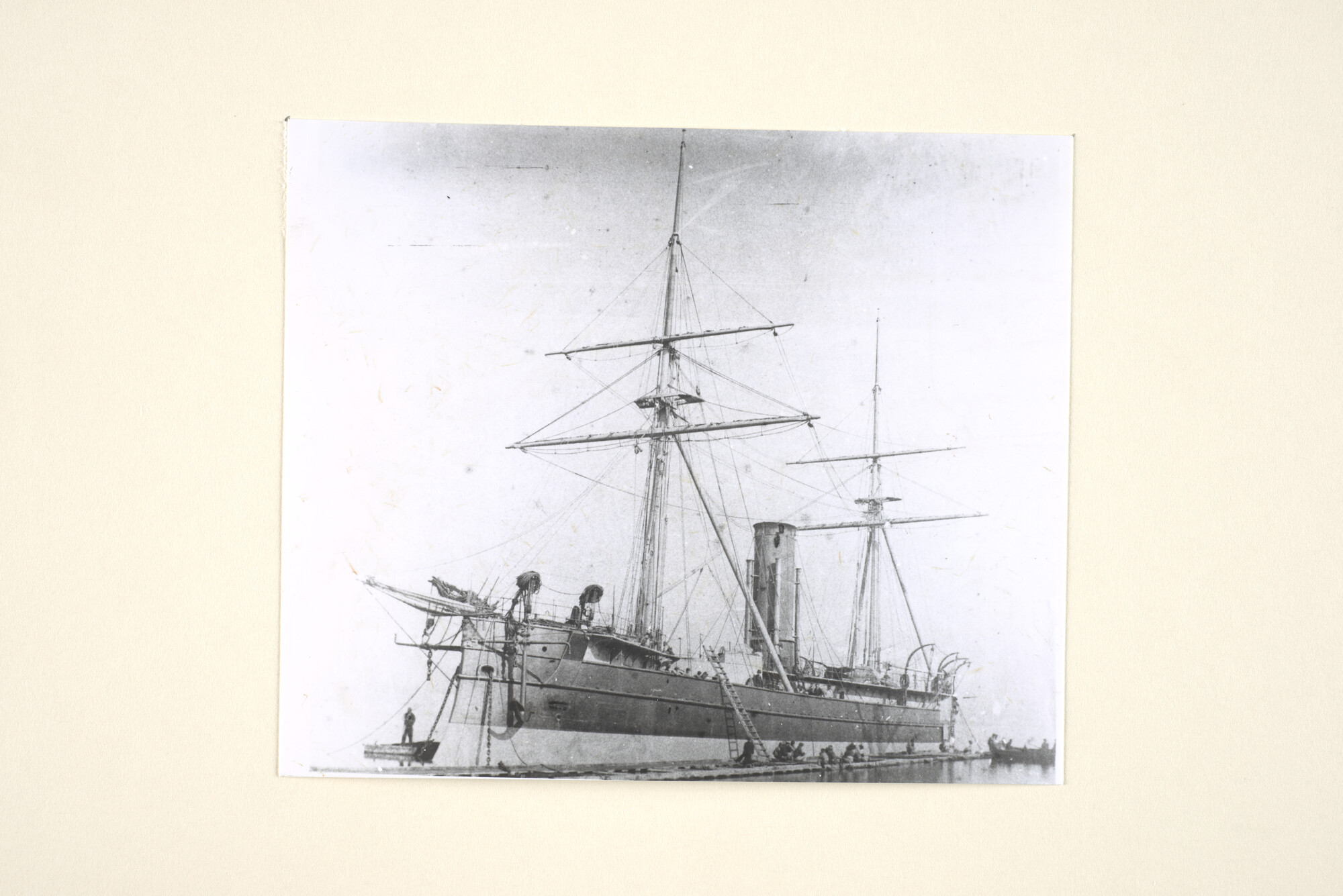 1995.1056; Het ramschip Zr.Ms. 'Schorpioen' afgemeerd tijdens onderhoudswerkzaamheden aan een drijvende steiger (vooraanzicht); foto