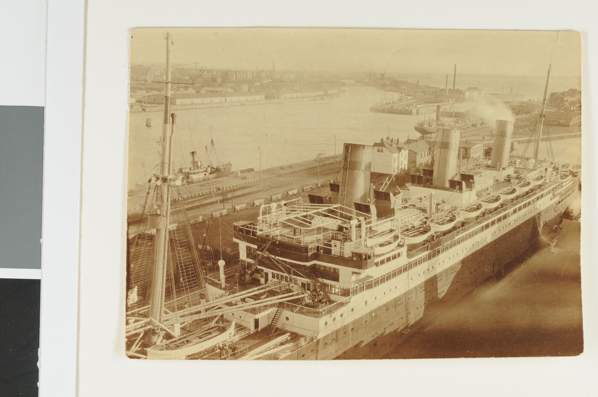 S.6952(19)24; Het passagiersschip ss. Limburgia (ex- Johann Heinrich Burchard) van de Koninklijke Hollandsche Lloyd gezien in de droogdok in een buitenlandse haven); foto