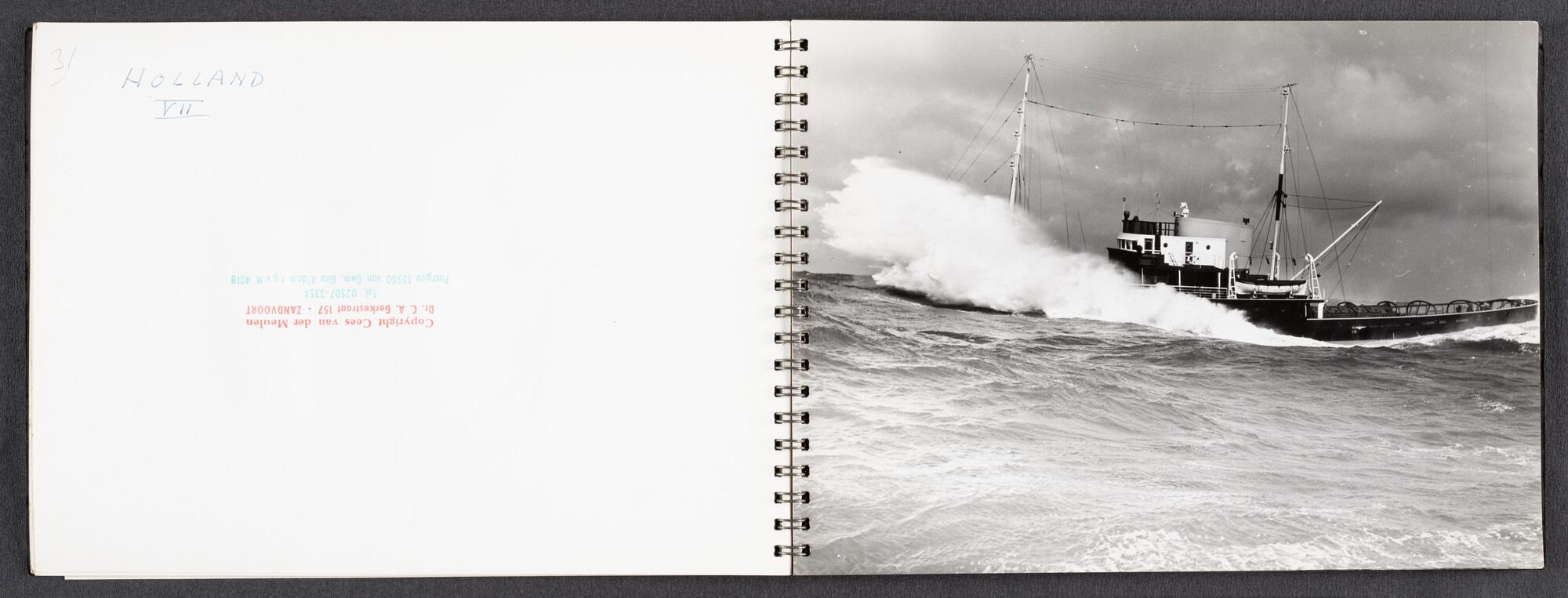 2022.1523; Fotoalbum met zwart-wit foto's van seagoing tugs; fotoalbum