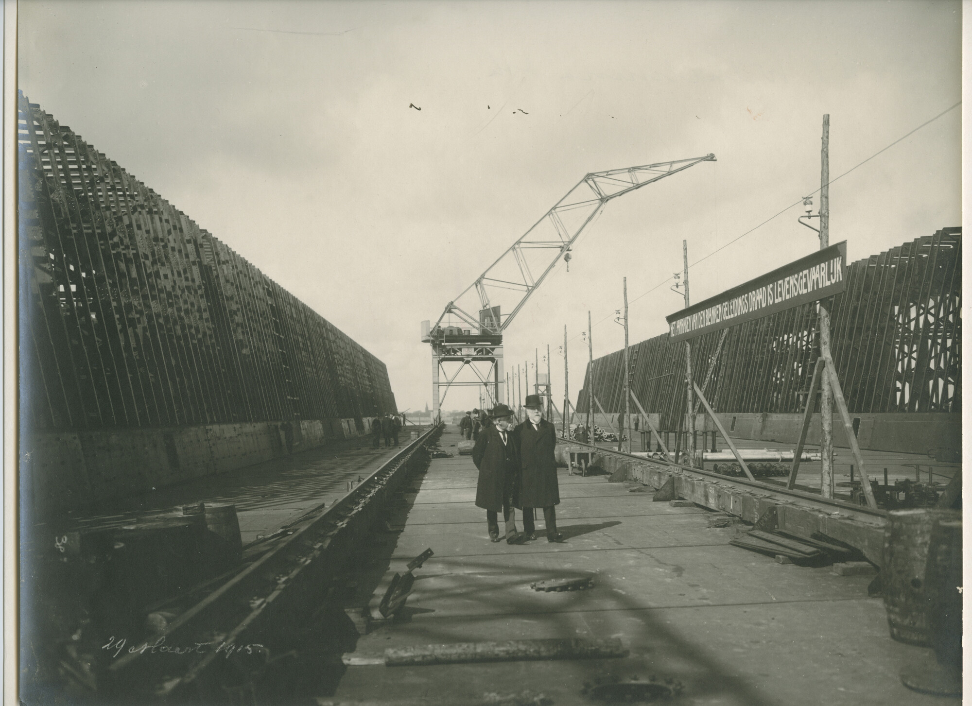 S.5444(0435)3; Foto van het drijvende droogdok Wilhelmina in aanbouw bij de NSM; foto