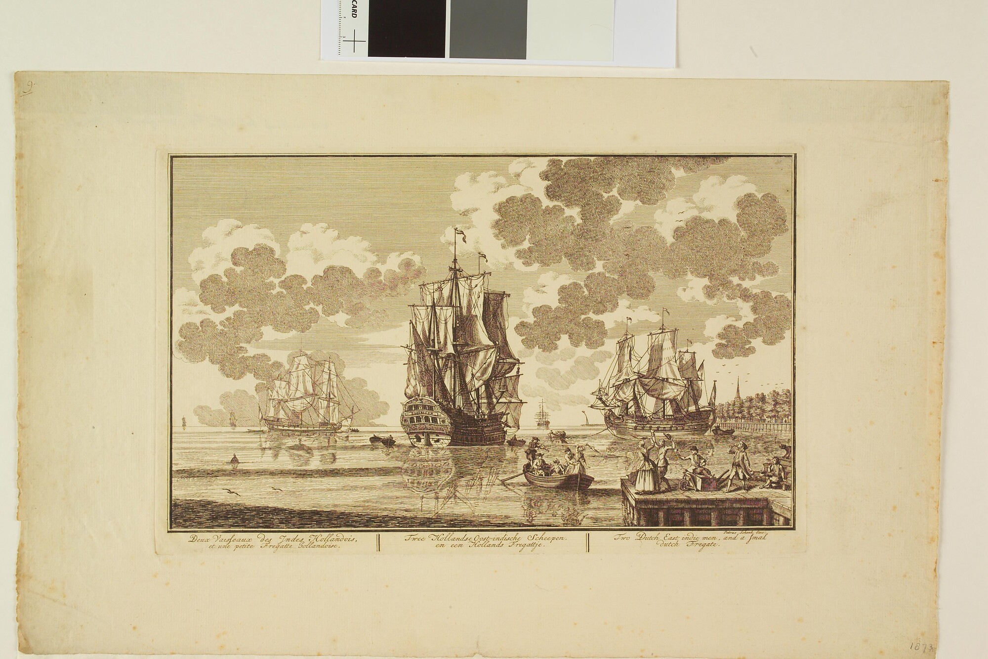 A.0149(0709); Twee Hollandse Oostindische schepen en een hollands fregat in rustig water op een rede; prent