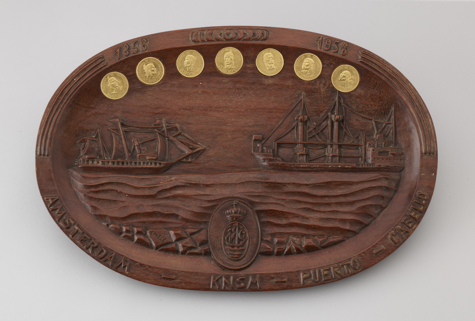 2005.2580; Houten reliëf met zeven gouden legpenningen; houtsnijwerk