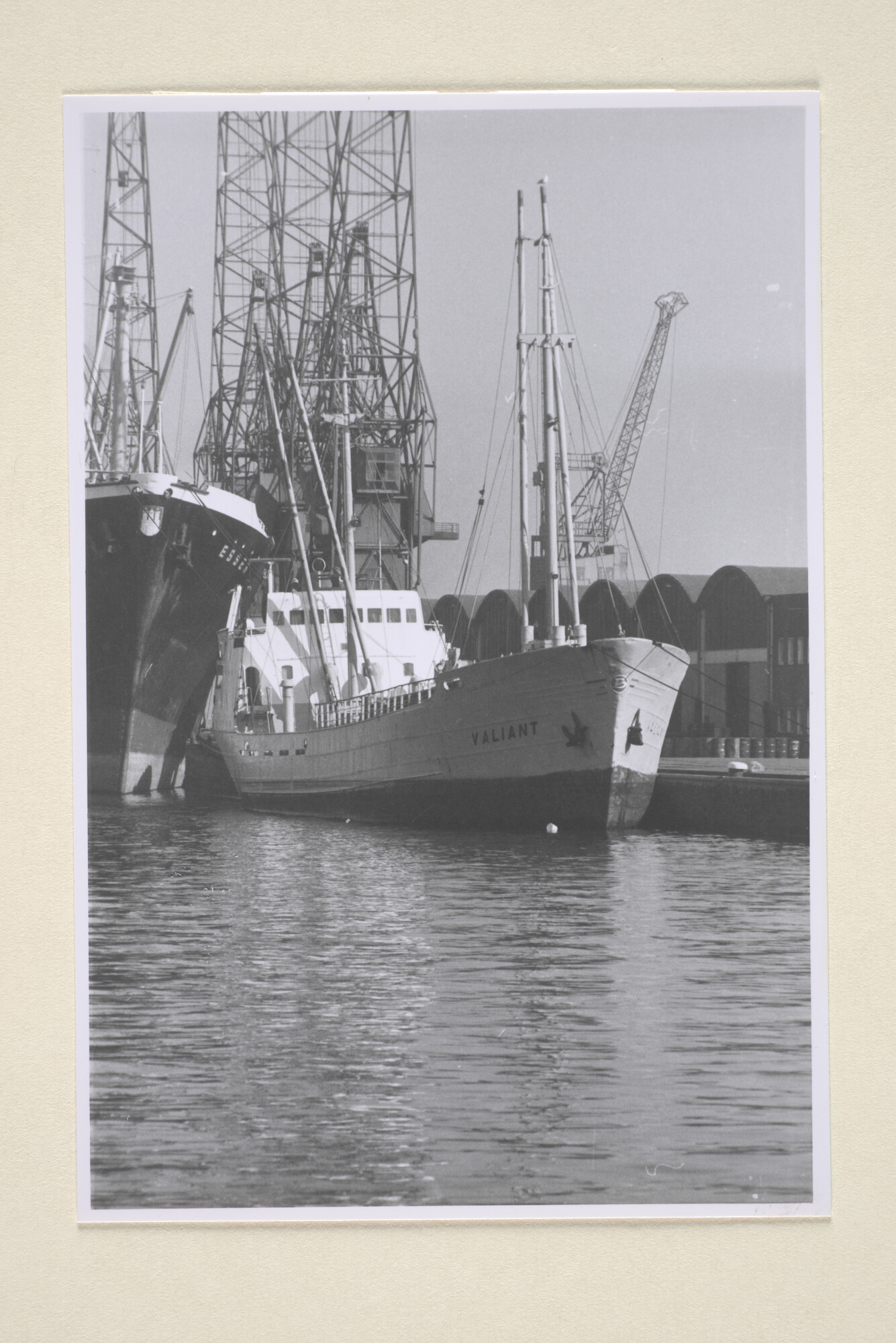 1996.2477; De coaster ms. Valiant van Rederij Valiant (Becks Scheepvaartbedrijf te Groningen) [...]; foto