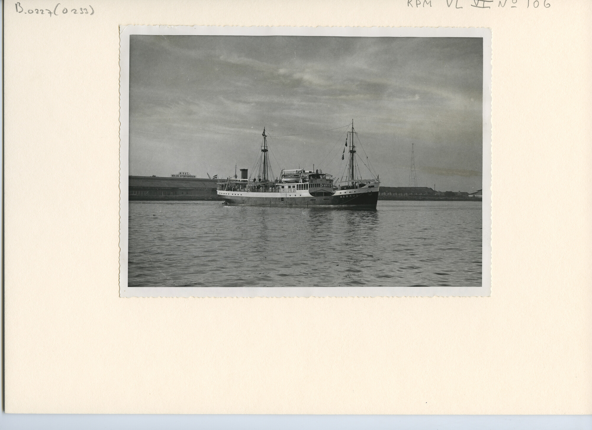 B.0227(0233); Het ms. 'Merkus' bij aankomst uit Nederland in de haven van Tandjong Priok; foto