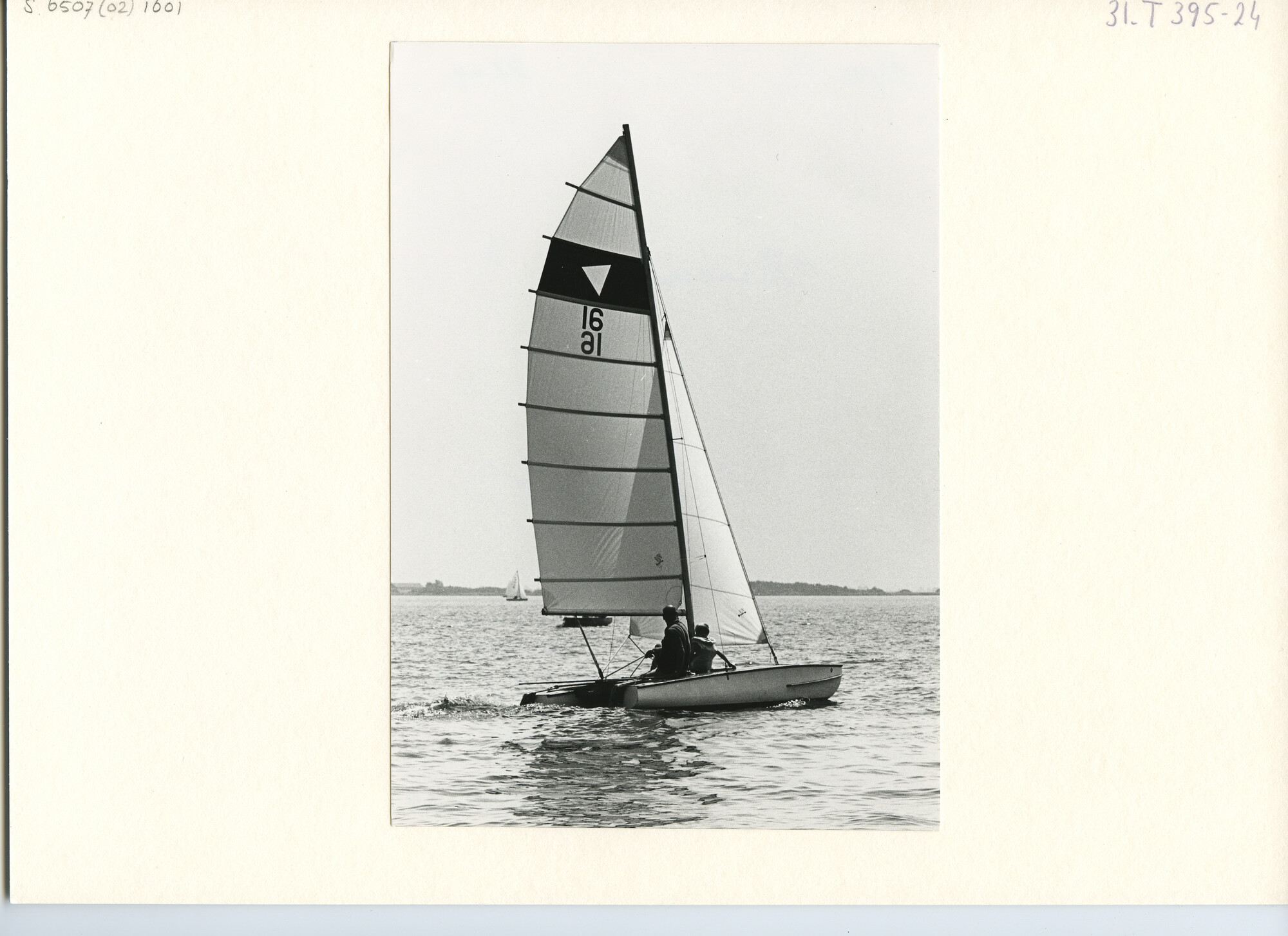 S.6507(02)1601.01; Zwart-wit foto van een catamaran op het Braassemermeer tijdens Braassemweek; foto