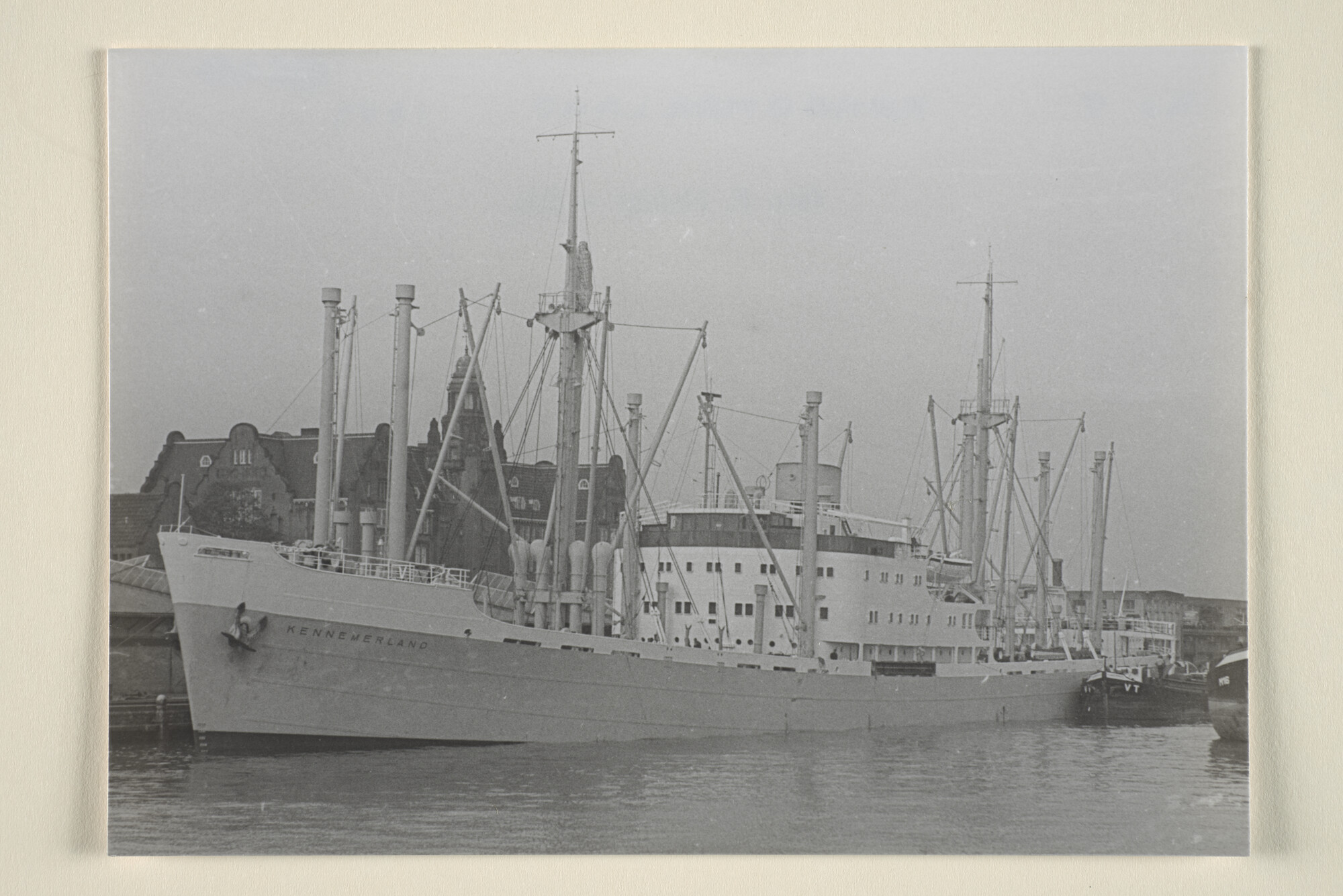 1995.5487; Het vrachtschip ms. 'Kennemerland' van de Koninklijke Hollandsche Lloyd in een haven; foto