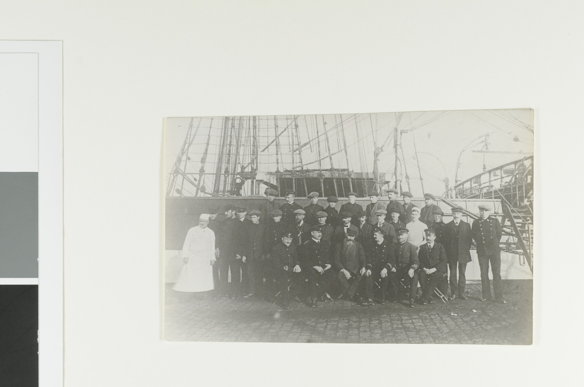 S.4380(04)655; Groepsfoto van de bemanning van het Russische zeilende schoolschip Grand [...]; foto