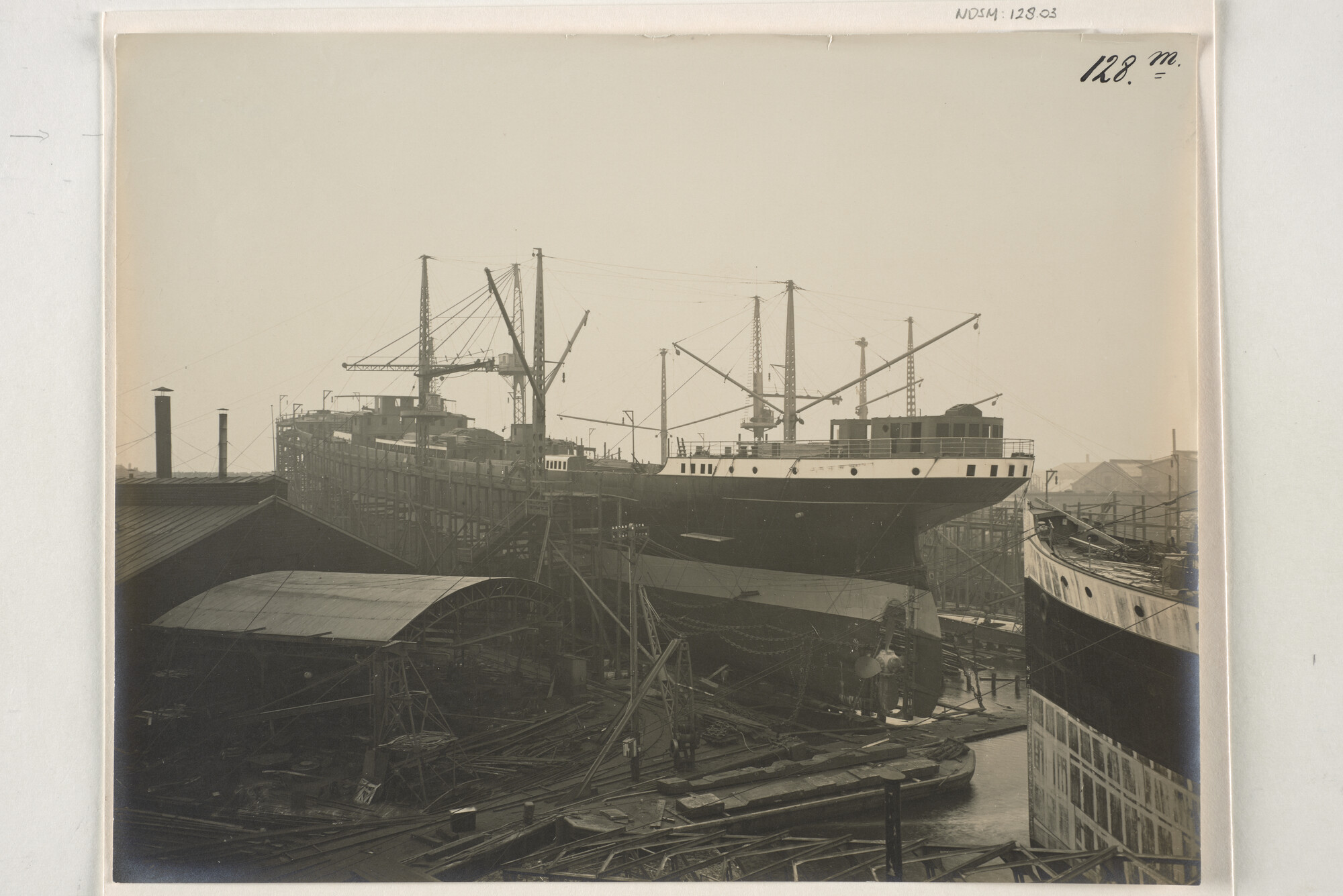 S.5444(0380)3; Foto van ss. Rotti vlak voor en na de tewaterlating ; foto