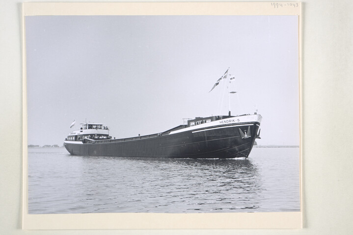 1994.1043; Foto's van de bouw bij Scheepswerf Van Goor Monnickendam van de coaster ms. 'Lenie', van de 'Pergo' en van de hopper-zuiger 'Reimerswaal'; fotoalbum