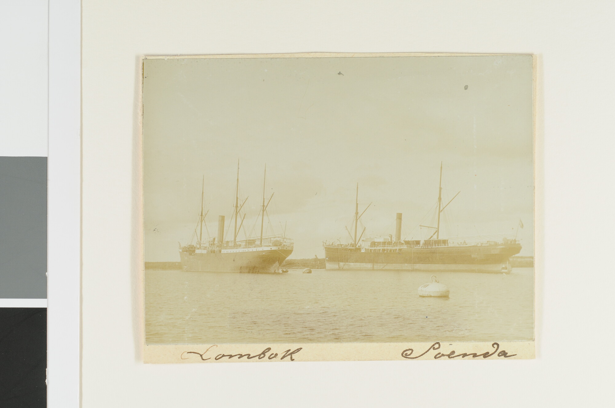 S.3565(28); De vrachtschepen ss. Soenda en Lombok van de SMN; foto