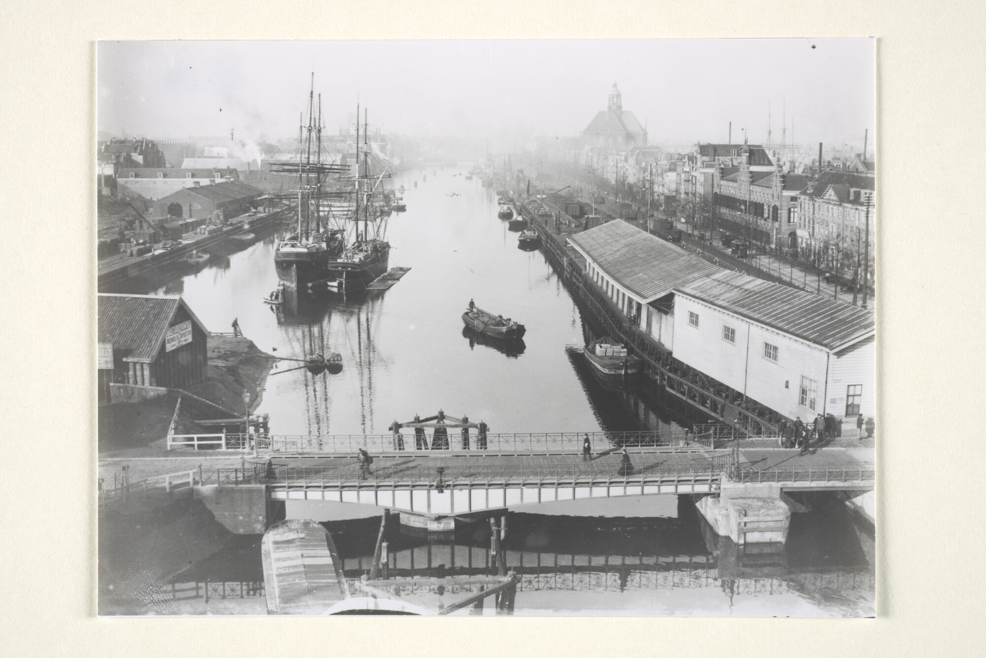 1997.1080; De Nieuwe Vaart in Amsterdam gezien vanaf de stelling van de molen De Gooyer in november 1896; foto