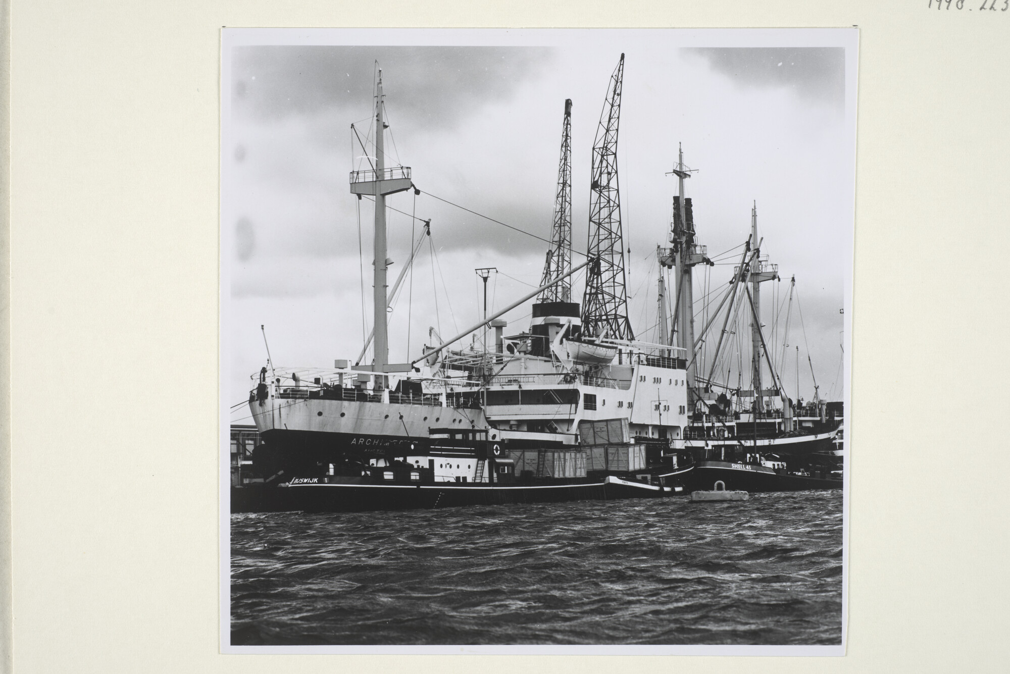 1998.2230; Het vrachtschip ms. 'Archimedes' van de KNSM ligt afgemeerd aan de Surinamekade in Amsterdam, juli 1966; foto