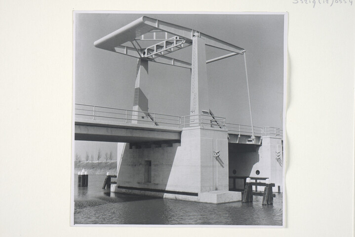 S.5219(12)0554; Foto's van een nieuwe ophaalbrug bij Rutten (Noordoostpolder) gebouwd door de ASM; fotoreportage