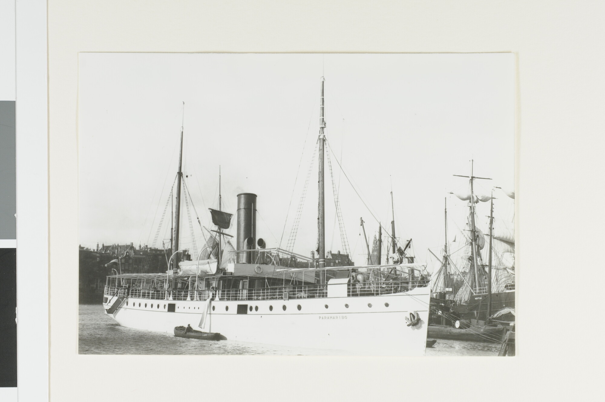 A.4254(01); Het gouvernementsvaartuig 'Paramaribo' afgemeerd in het Oosterdok, gezien vanaf de Prins Hendrikkade, in Amsterdam, 1896; foto