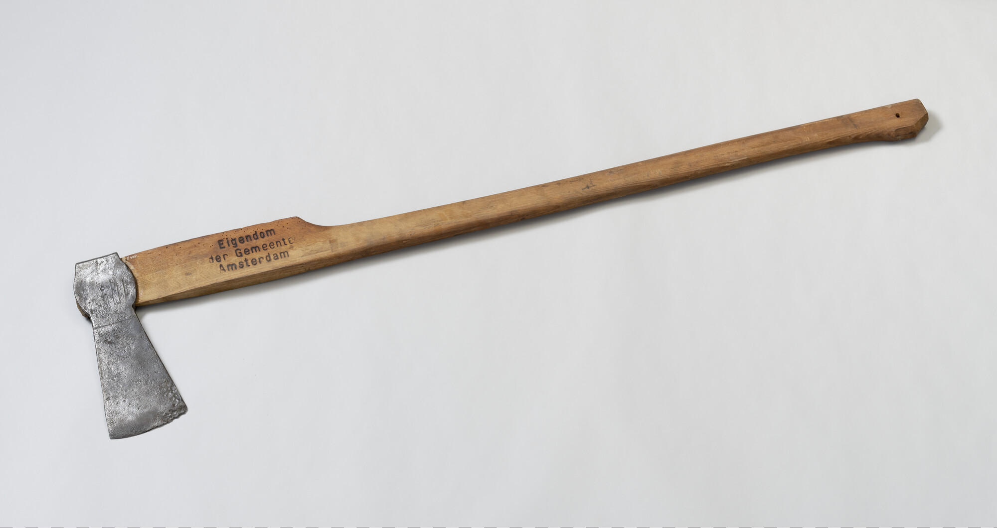 S.5881; IJsbijl met ingebrand in steel: 'Eigendom der Gemeente Amsterdam'; bijl