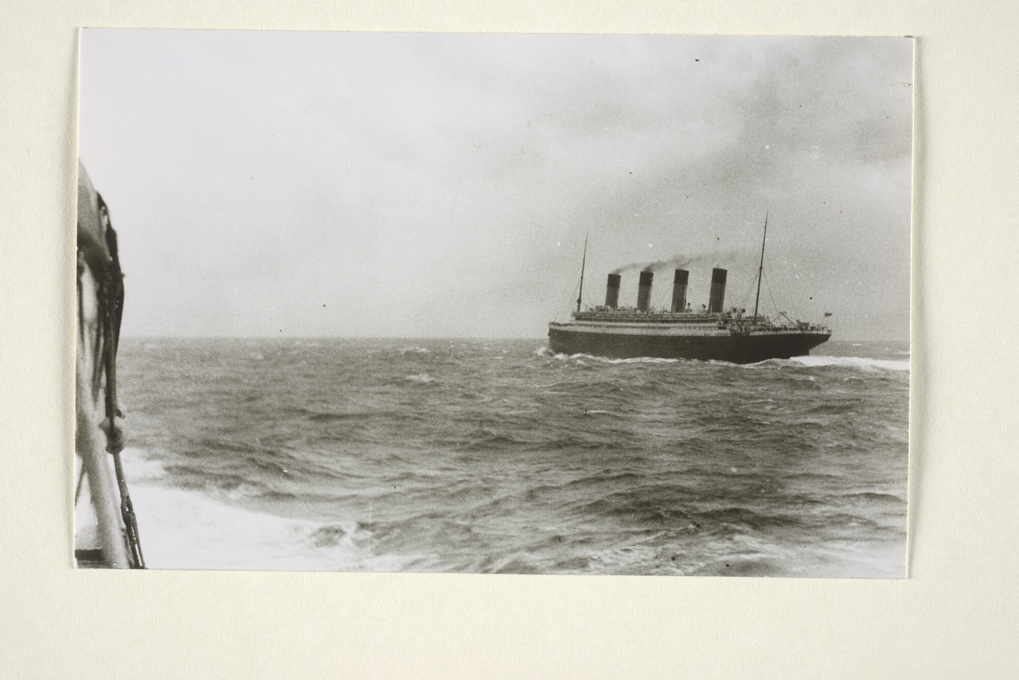 1997.1866; Het passagiersschip 'Olympic' eigendom van de White Star Line in Liverpool gezien op de Atlantische Oceaan op 13 februari 1927; foto