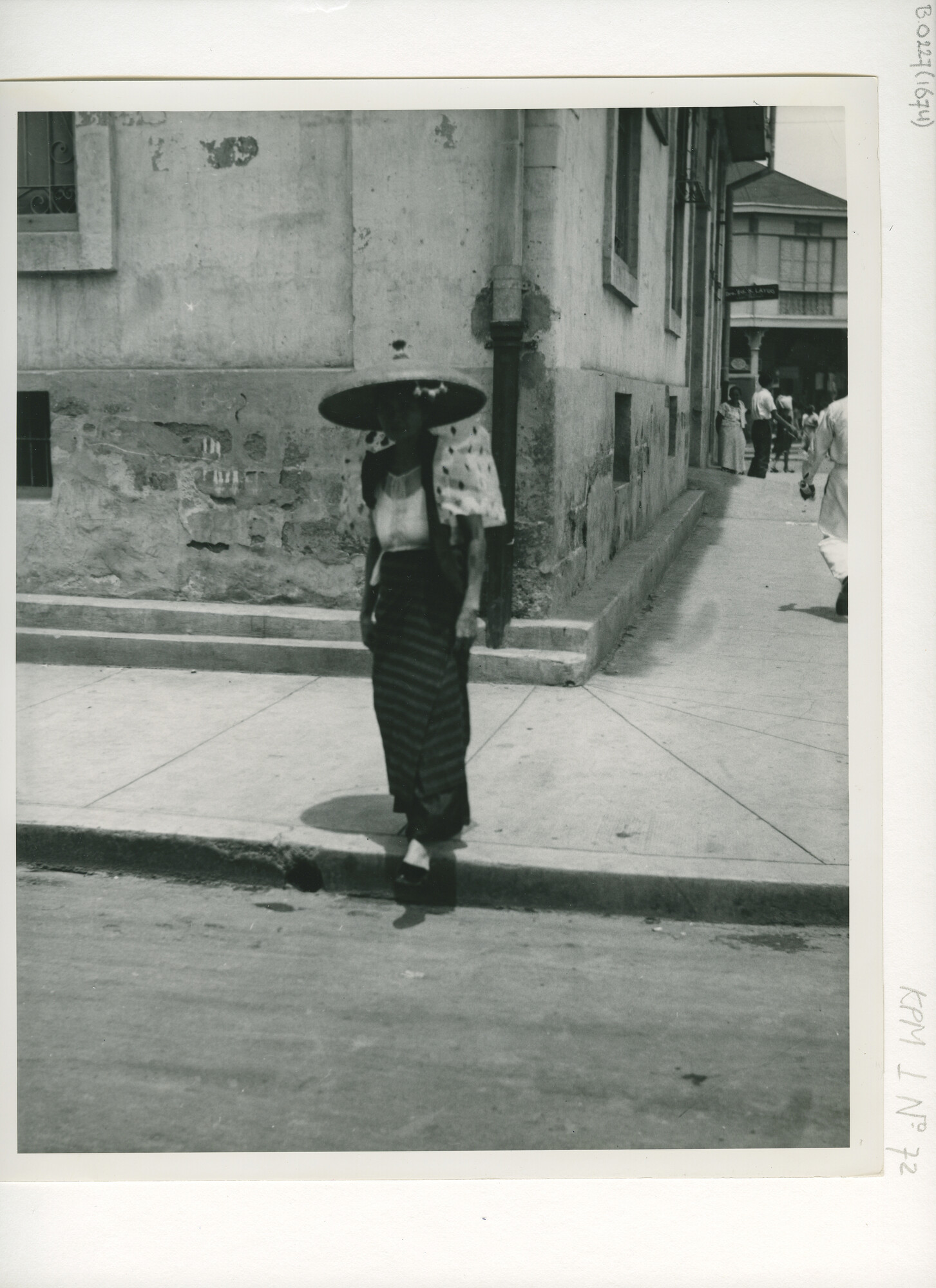 B.0227(1674); Foto van Filippijnse vrouw te Manilla; foto
