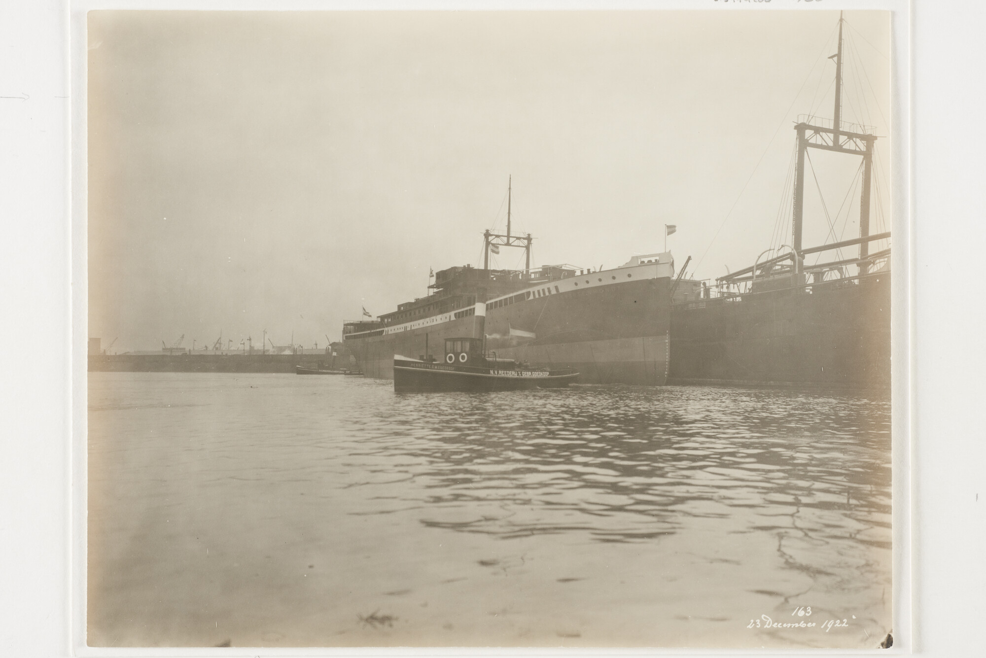 S.5444(0551)3; Foto van de tewaterlating van het vracht-passagiersschip ss. Swartenhondt; foto