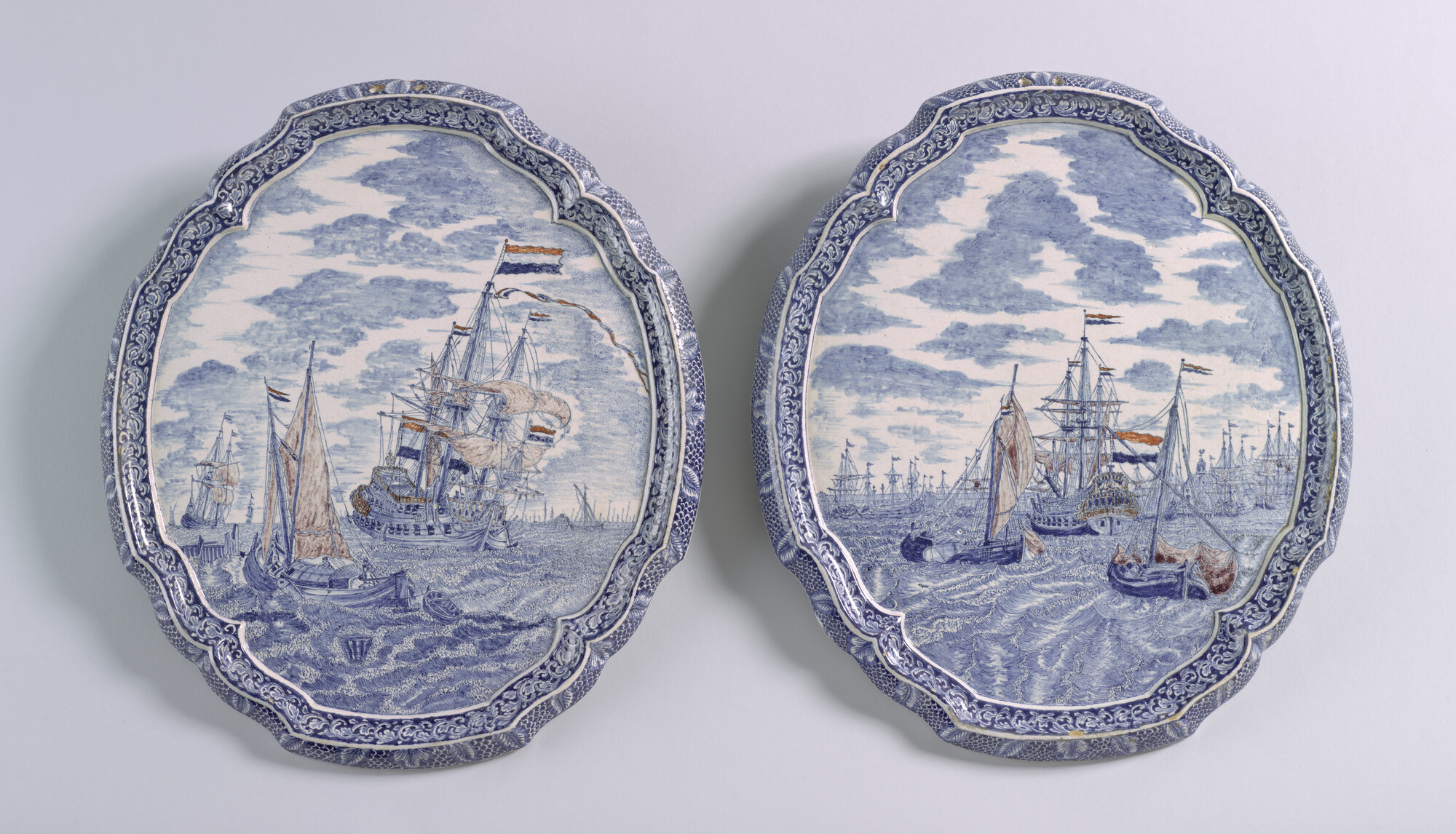 S.3078(02); Plaque van Delfts aardewerk met een gezicht op het IJ. Op de achtergrond de werven van de VOC en de Oosterkerk; plaquette (plat object)