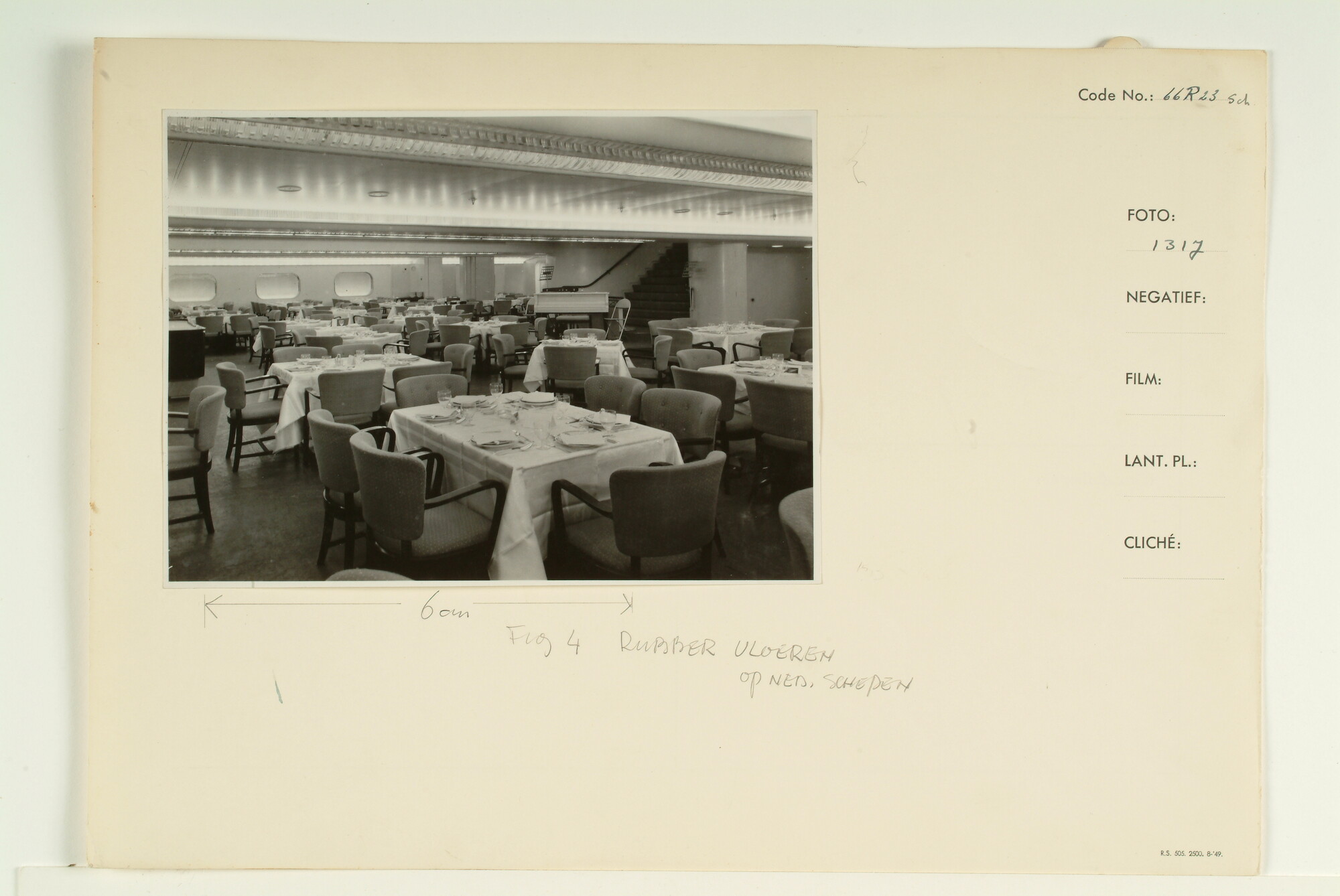 1995.1857; Interieurfoto; de eetzaal aan boord van het ms. Willem Ruys van de Koninklijke Rotterdamsche Lloyd; foto