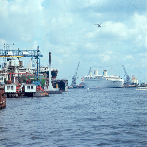 S.9100(2455); Dia van het Zweedse passagiersschip ms. Kungsholm afgemeerd aan de Sumatrakade te Amsterdam [...]; diapositief