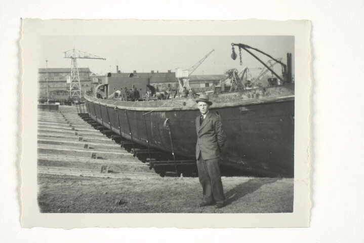S.5219(12)0692; Fotos van het voormalige stoomvrachtschip Doeswijk van de Nieuw Rijnvaart Maatschappij [...]; fotoreportage