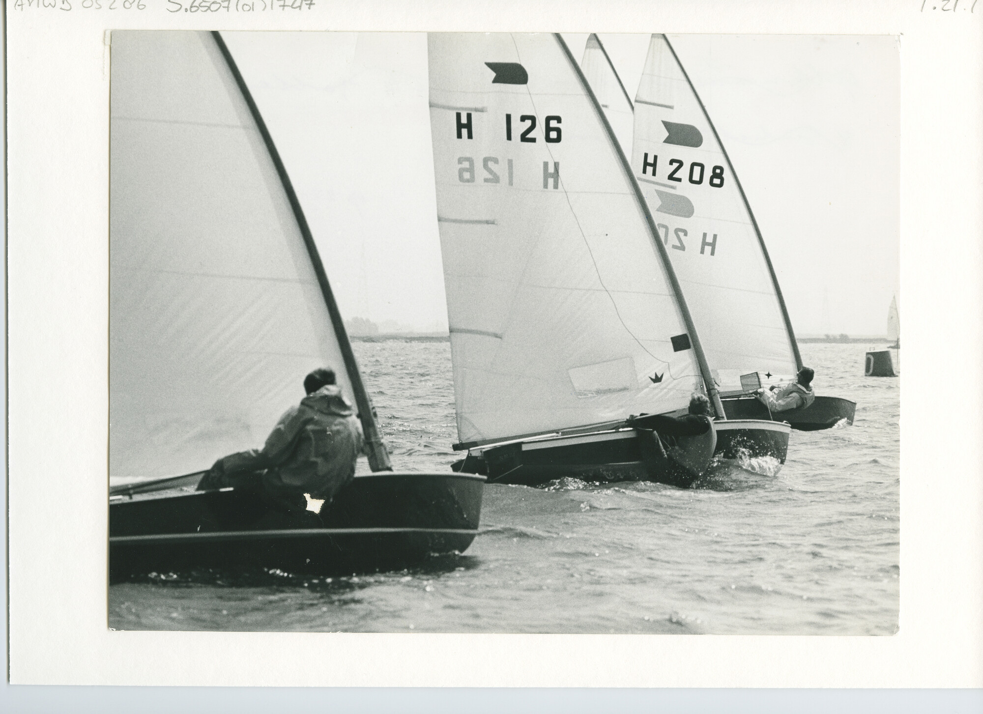S.6507(01)1747; Foto van ok-jollen, met ondermeer nummer H126 en H208.; foto