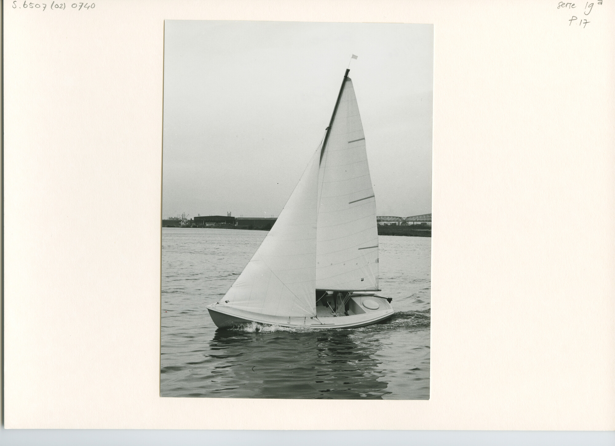 S.6507(02)0740.04; Zwart-wit foto van het proefzeilen op de Zaan door de Technische Commissie van de KVNWV met het prototype van de Randmeer [...]; foto