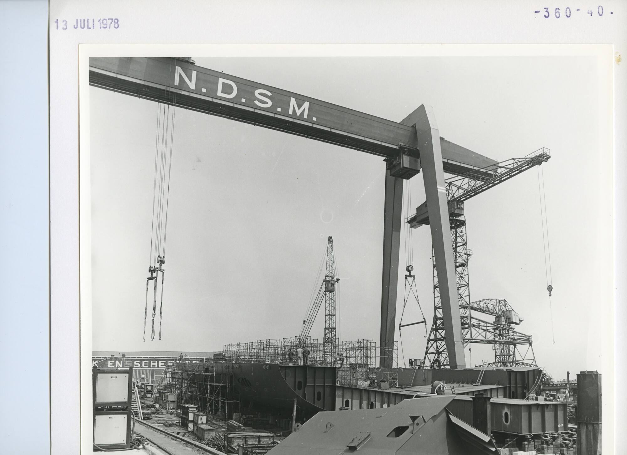 S.5444(6079)02; Foto van het containerschip ms. Incotrans Speed in aanbouw op helling II/III van de NDSM; foto