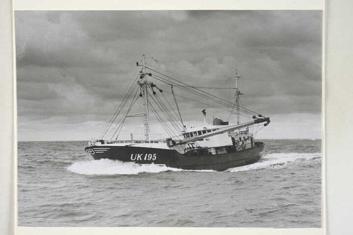 1994.1041; Foto's onder andere van de bij Scheepswerf Van Goor Monnickendam gebouwde salonboot ms. 'Alcmaria' en de coasters 'Almanum', 'lenie' en 'Marjan'; fotoalbum