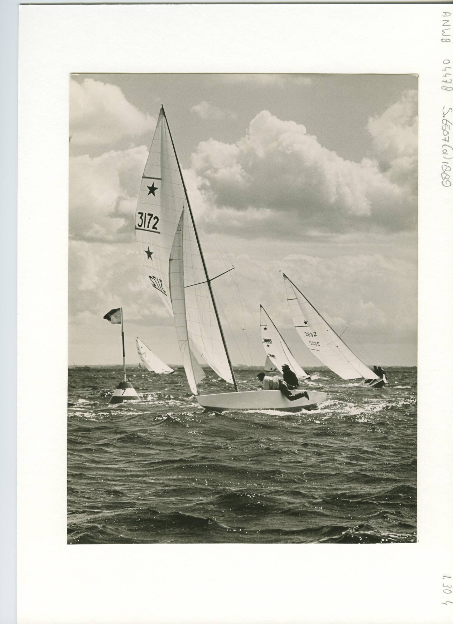 S.6507(01)1889; Foto van starklasse, met ondermeer nummer 3172.; foto