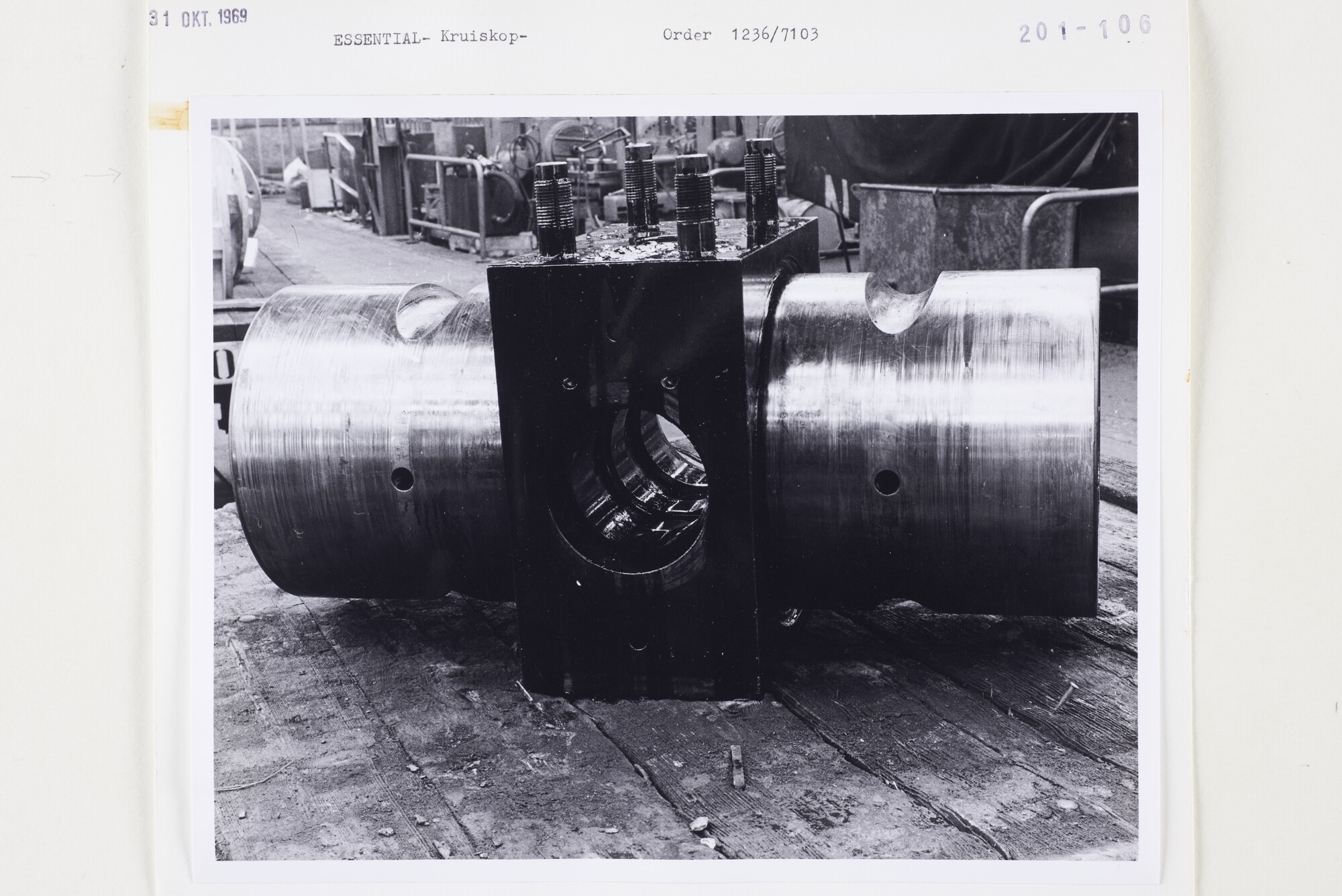 S.5444(5068)13; Foto van schade aan werktuigen in de motorkamer van de Essential; foto