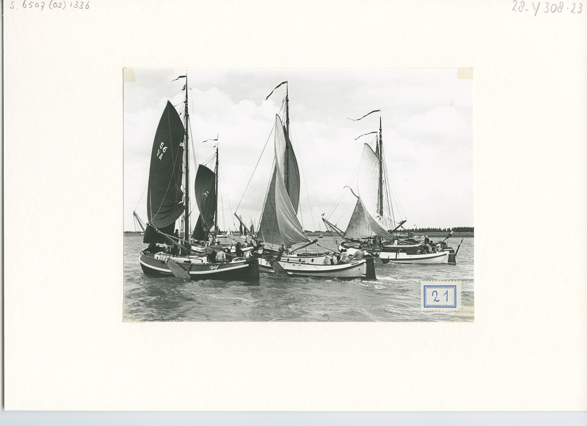 S.6507(02)1336.03; Zwart-wit foto van de reünie van ronde en platbodemjachten te Lemmer: admiraalzeilen; foto