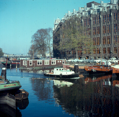 S.9100(1015); Stadsgezicht in Amsterdam (Binnenstad); diapositief
