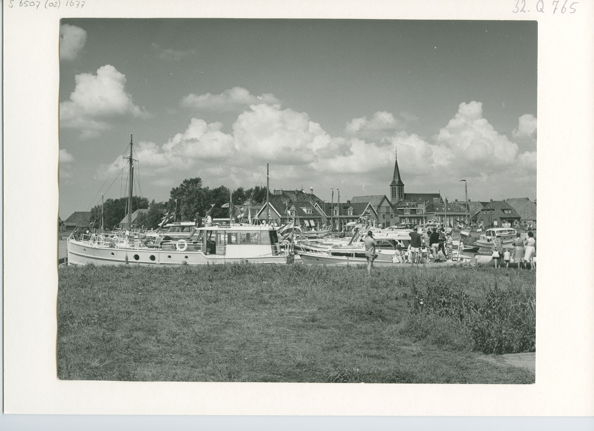 S.6507(02)1677.01; Zwart-wit foto van de deelnemers aan de Pavillon d'Or 1963 in Heeg; foto