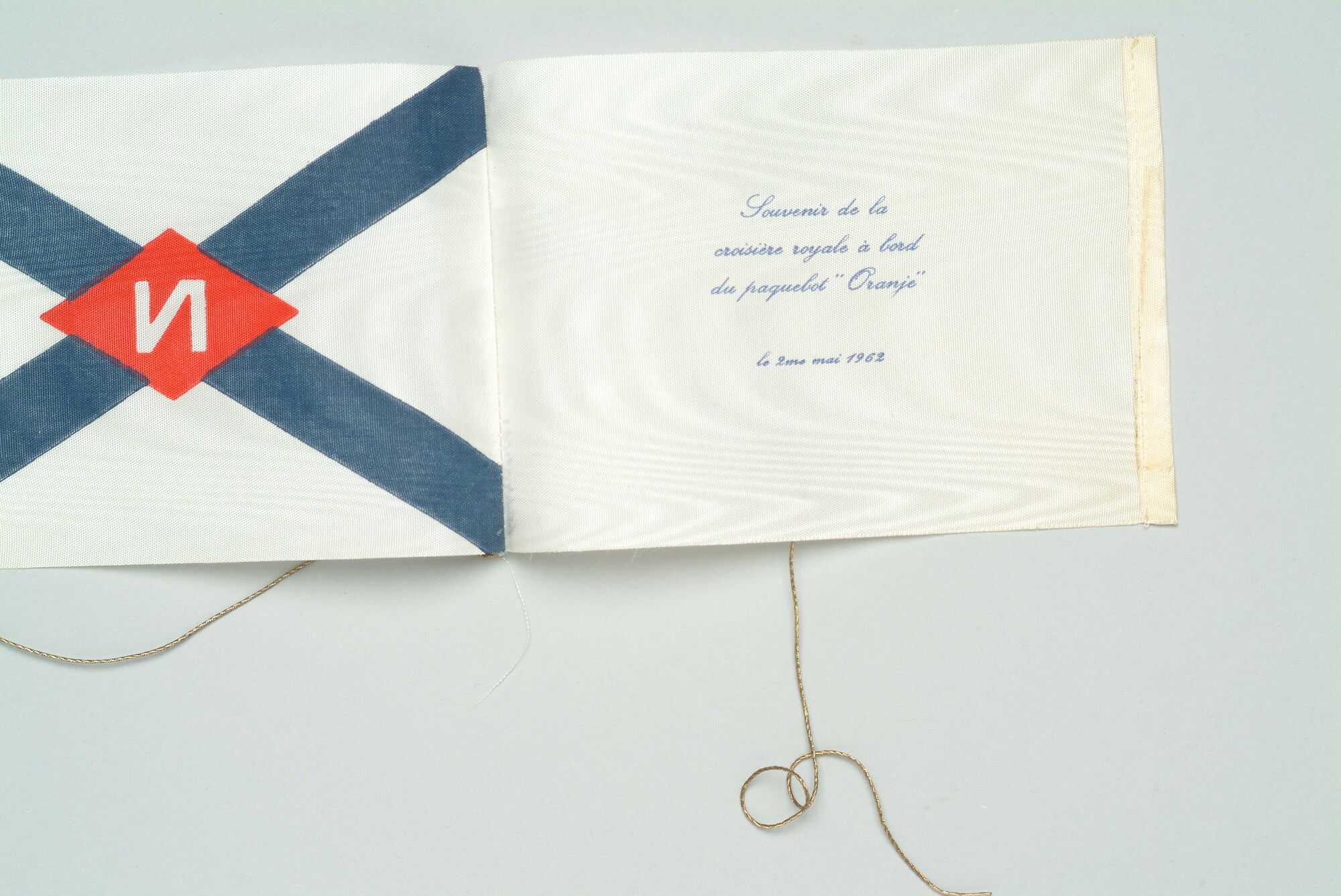 1994.4939; Tafelvlag van de Stoomvaart Maatschappij 'Nederland' gebruikt aan boord van ms. 'Oranje'; vlag