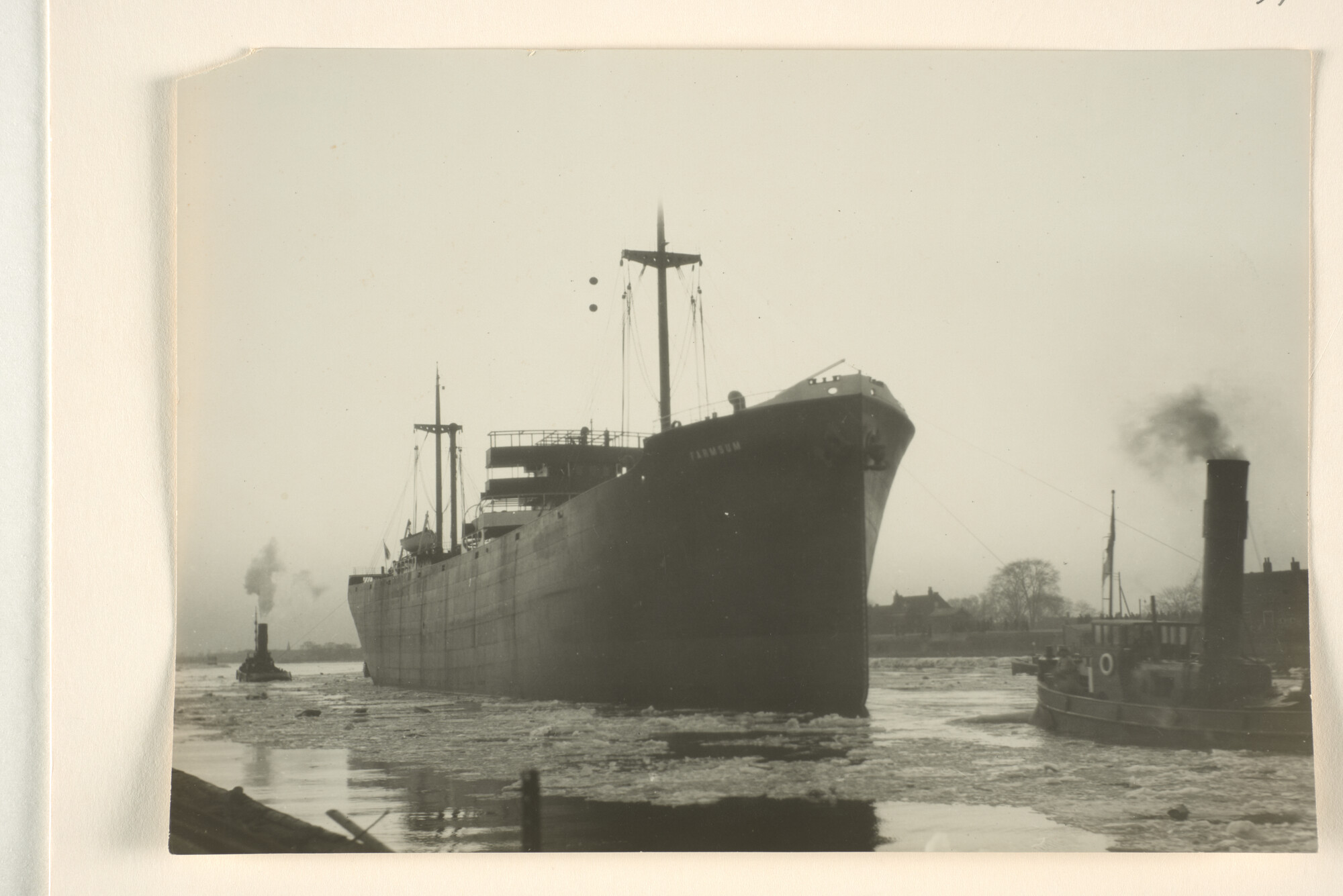 1996.0544; Het vrachtschip ss. Farmsum van de Stoomvaart Maatschappij Oostzee gezien [...]; foto