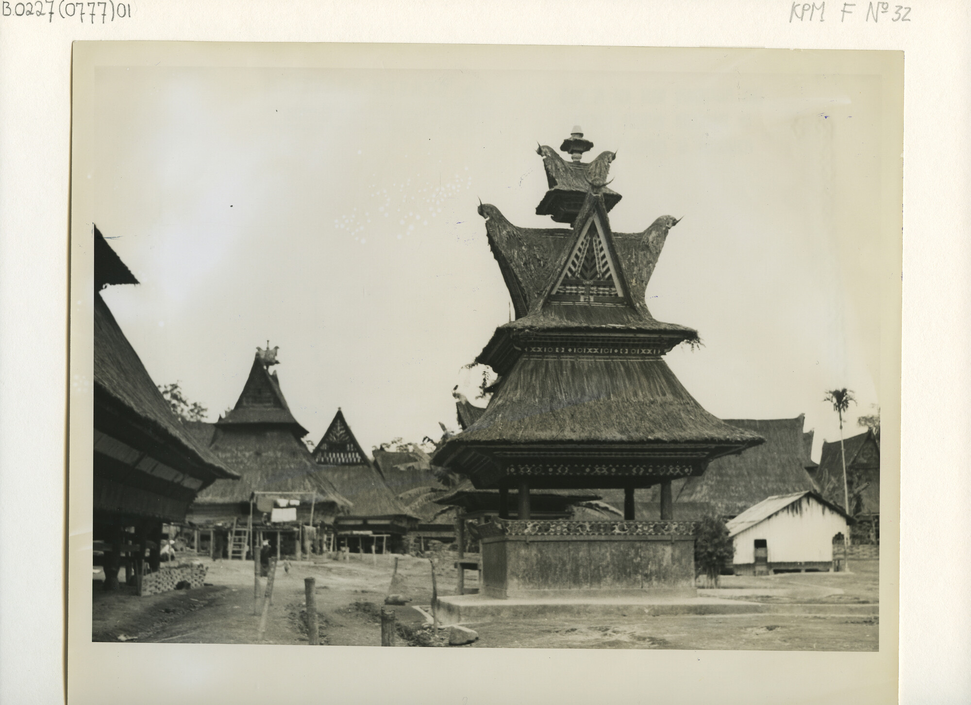 B.0227(0777)01; Foto van Batakhuizen in Kabandjahe (Oostkust Sumatra); foto