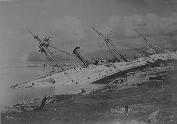 S.7143(1404); Foto van een schip dat op de rotsen is gelopen; foto