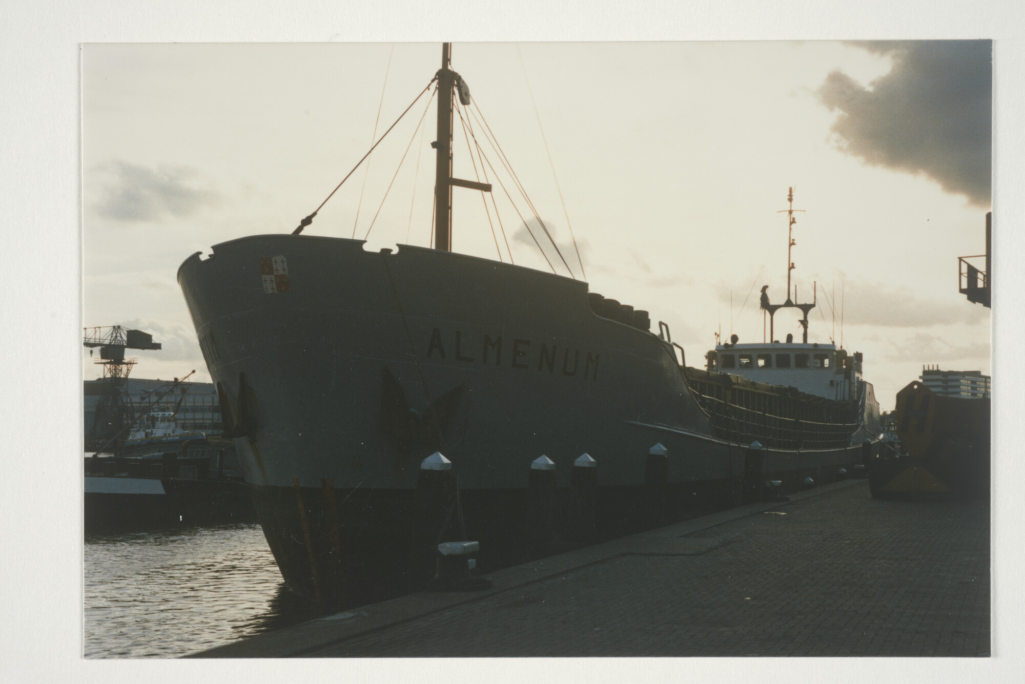 2000.0804; Kleurenfoto van de coaster ms. 'Almenum' van rederij Almenum (Scheepvaartbedrijf Poseidon) uit Harlingen [...]; foto