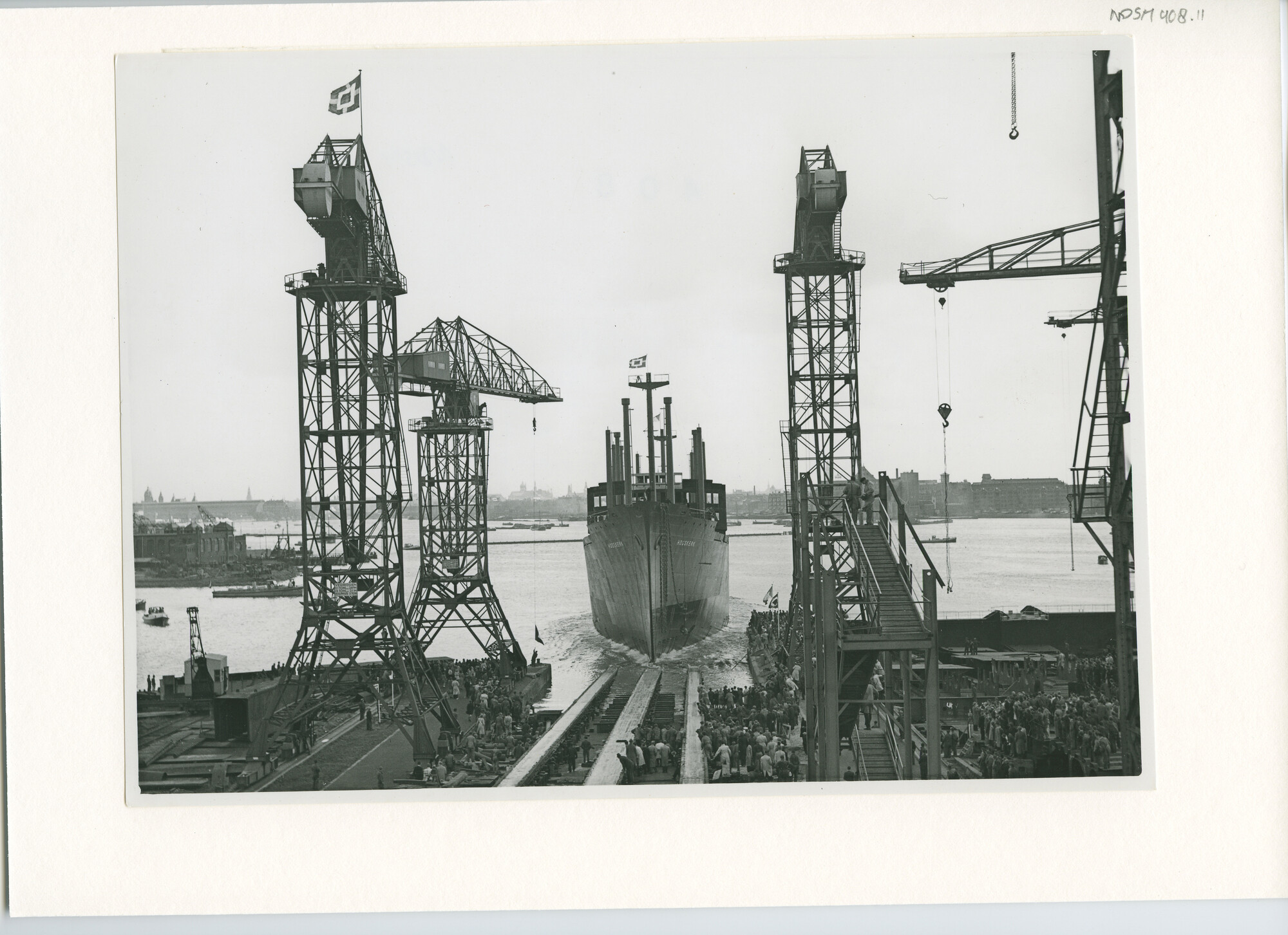 S.5444(1768)3; Foto van de tewaterlating van het vrachtschip ms. Hoogkerk; foto
