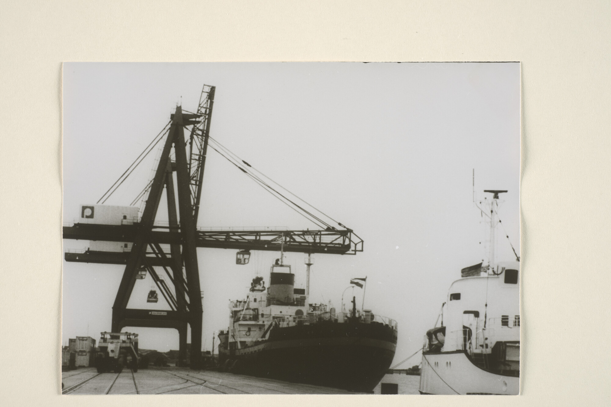 1995.1769; Reproductiefoto's van het container/vrachtschip ms. Eemstroom van de SMN; fotoreportage
