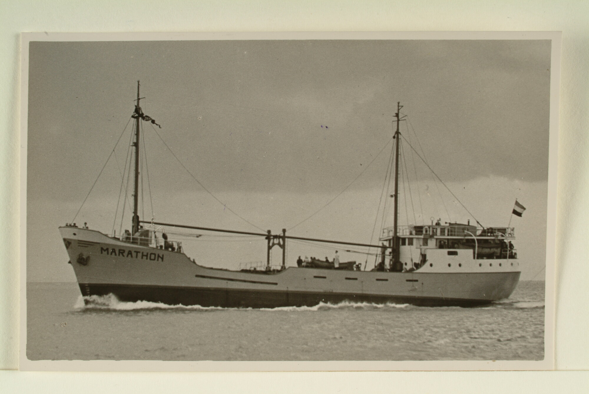 2004.4988; De coaster 'Marathon' varend op zee tijdens de proefvaart (Bakboord-vooraanzicht); foto