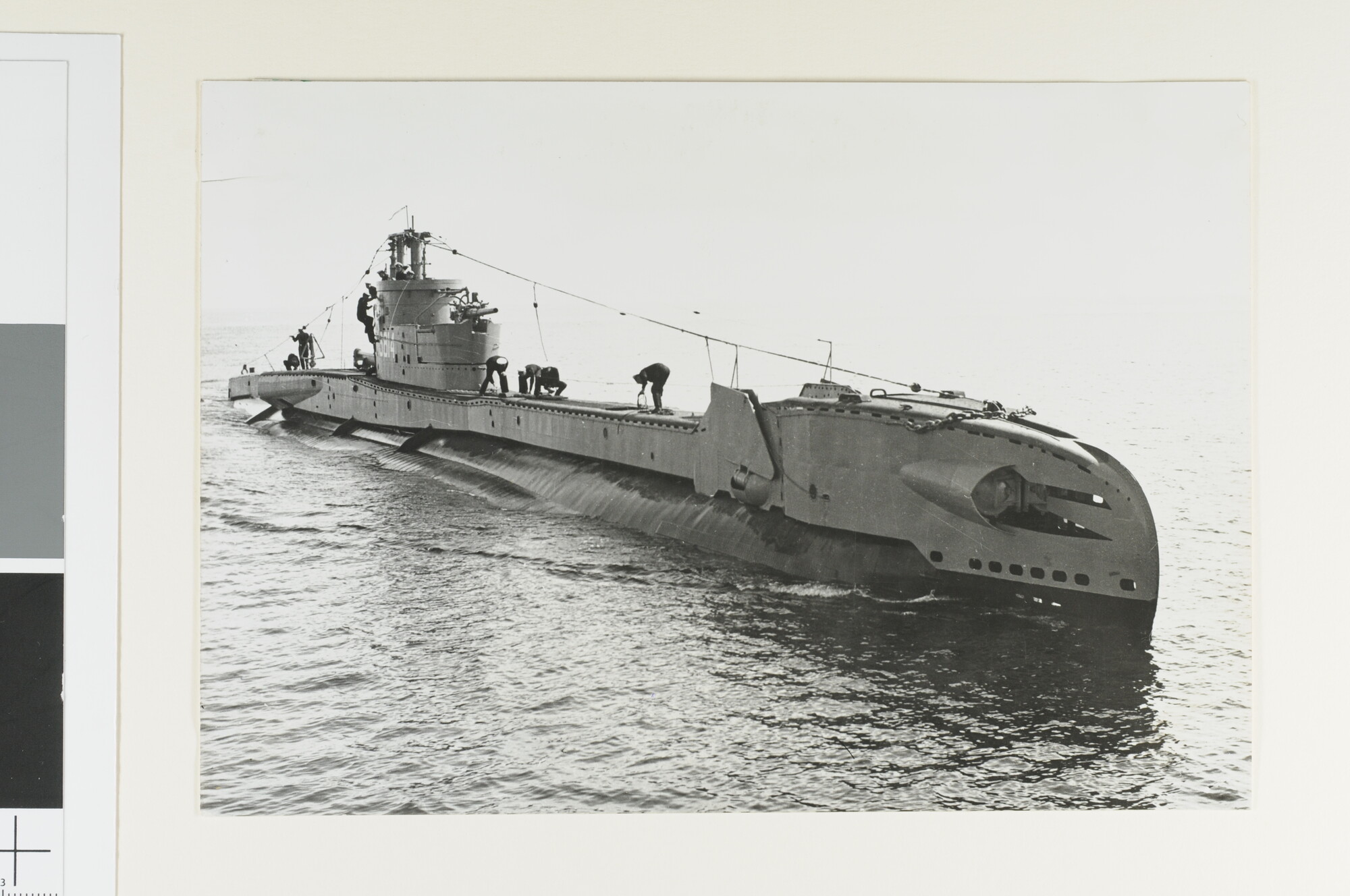 S.3594(01); De onderzeeboot Hr.Ms. 'Zwaardvis' (met naamsein S 814, gezien op stuurboord); foto